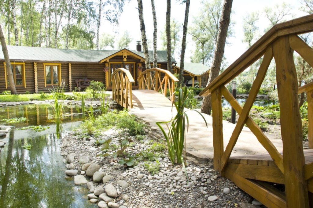 Działka nad jeziorem oferuje szerokie możliwości organizacji czasu wolnego zarówno dla właścicieli, jak i ich gości