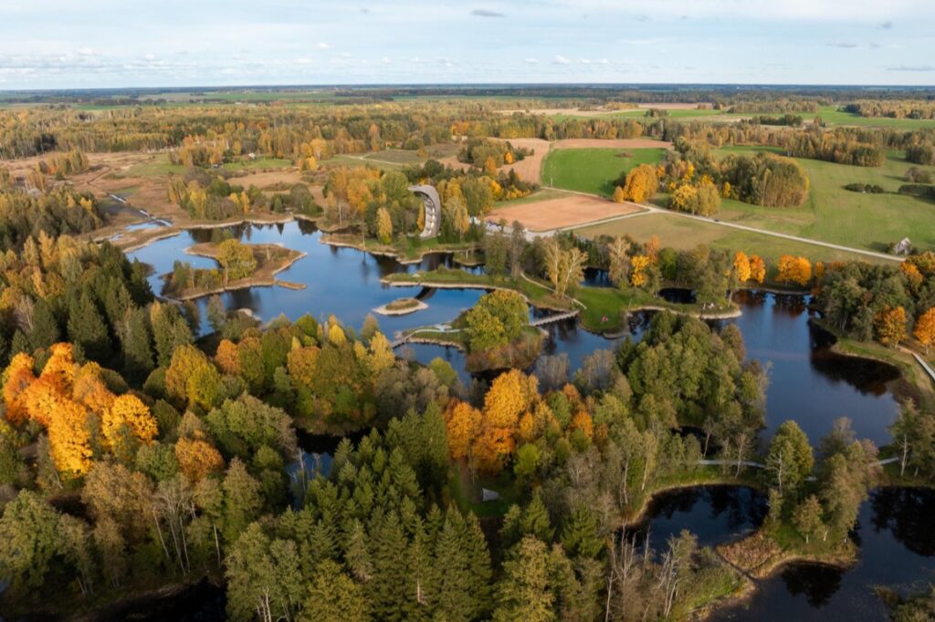 Mazury, znane jako "Kraina Tysiąca Jezior", od lat przyciągają miłośników przyrody, żeglarzy oraz turystów szukających odpoczynku w malowniczym krajobrazie